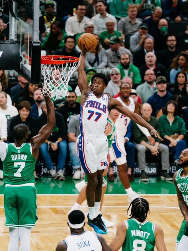 从2400人小岛打进NBA，他才真是“上