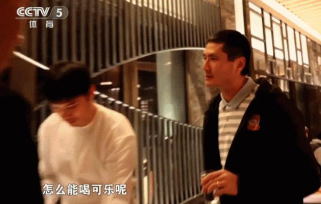 邵佳一批评年轻球员：怎么能喝可