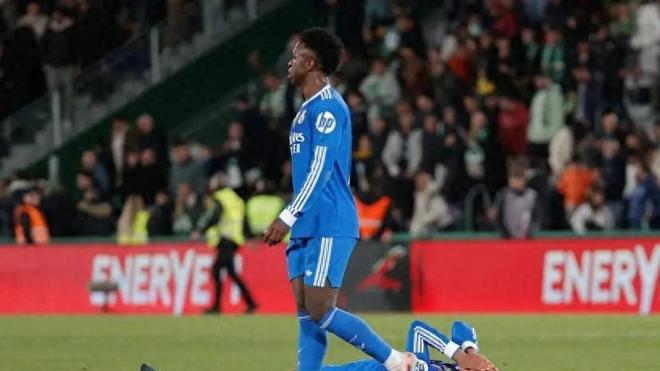 皇马陷三重危机！更衣室内讧、士