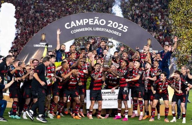 老将主帅齐封神！弗拉门戈解放者杯夺冠，创造三大足坛史诗级纪录