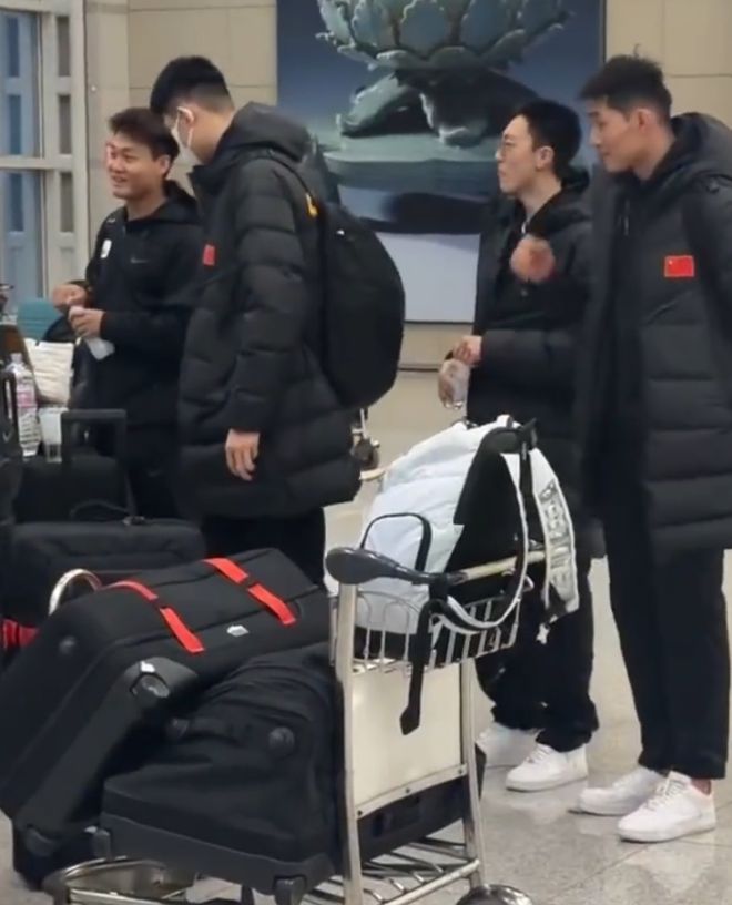 中国男篮抵达韩国!韩媒分析赵睿大概率出战:为国家荣誉带伤鏖战