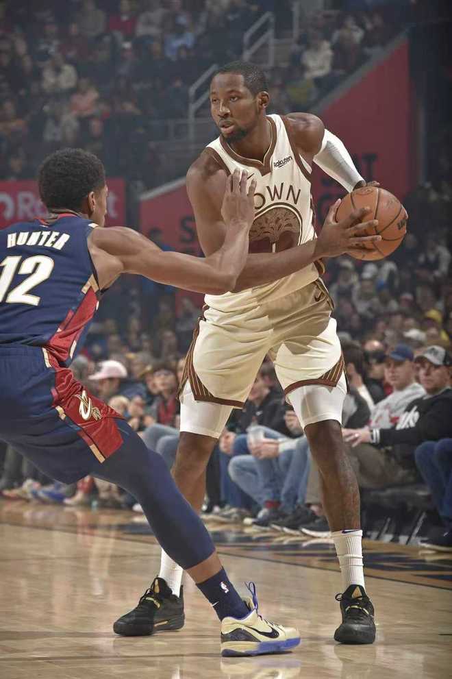 勇士逆转险胜骑士 结束连败 米切尔达成生涯14000分里程碑