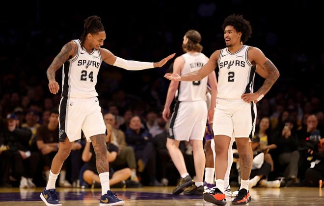 从摆烂到强队崛起：马刺何以在两年内蜕变为