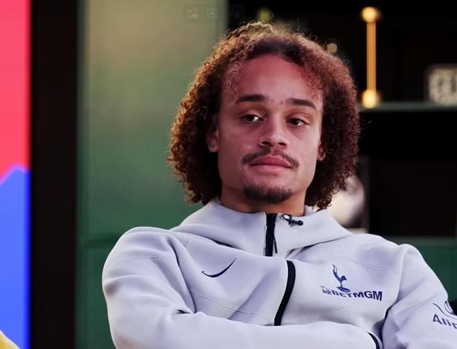 哈维-西蒙斯讲述跨国足球成长路