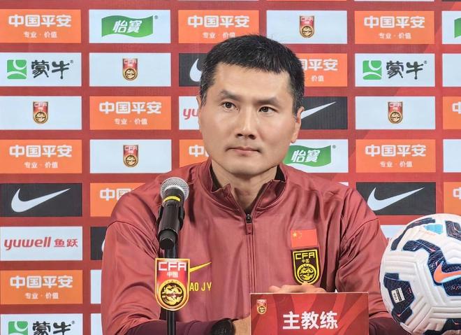 邵佳一首次以国足主帅身份亮相：肩负责任 全力冲击世界杯